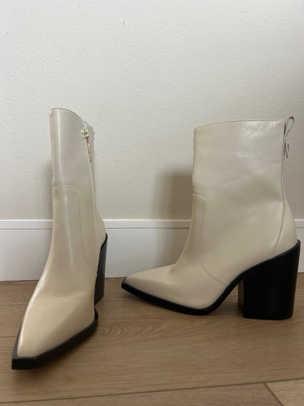 Larroude Womens White Leather The James Ankle Boots
